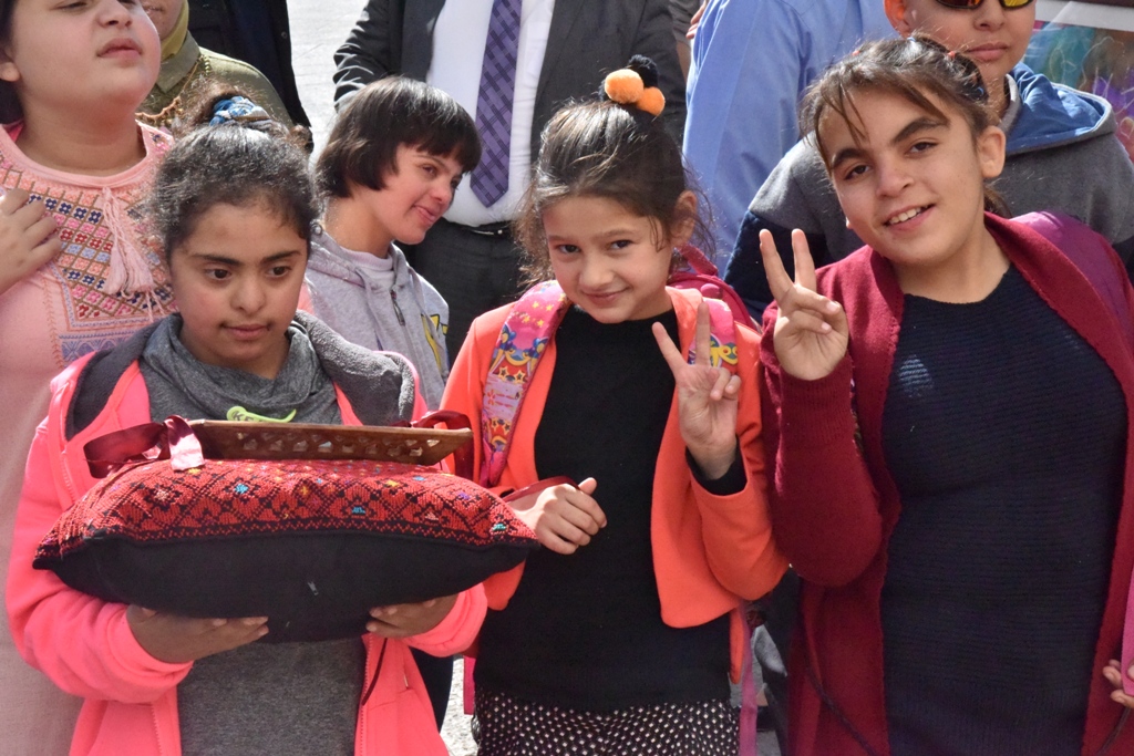 سلمان يشارك في معرض " ع الرصيف " لرسومات الأشخاص ذوي الإعاقة الذهنية  