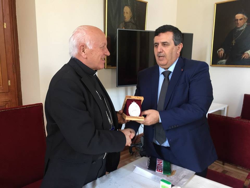 في جولته بجمهورية تشيلي سلمان يشارك في مؤتمر تقاليد ويوقع على اتفاقية توأمة مع لاس كونديس