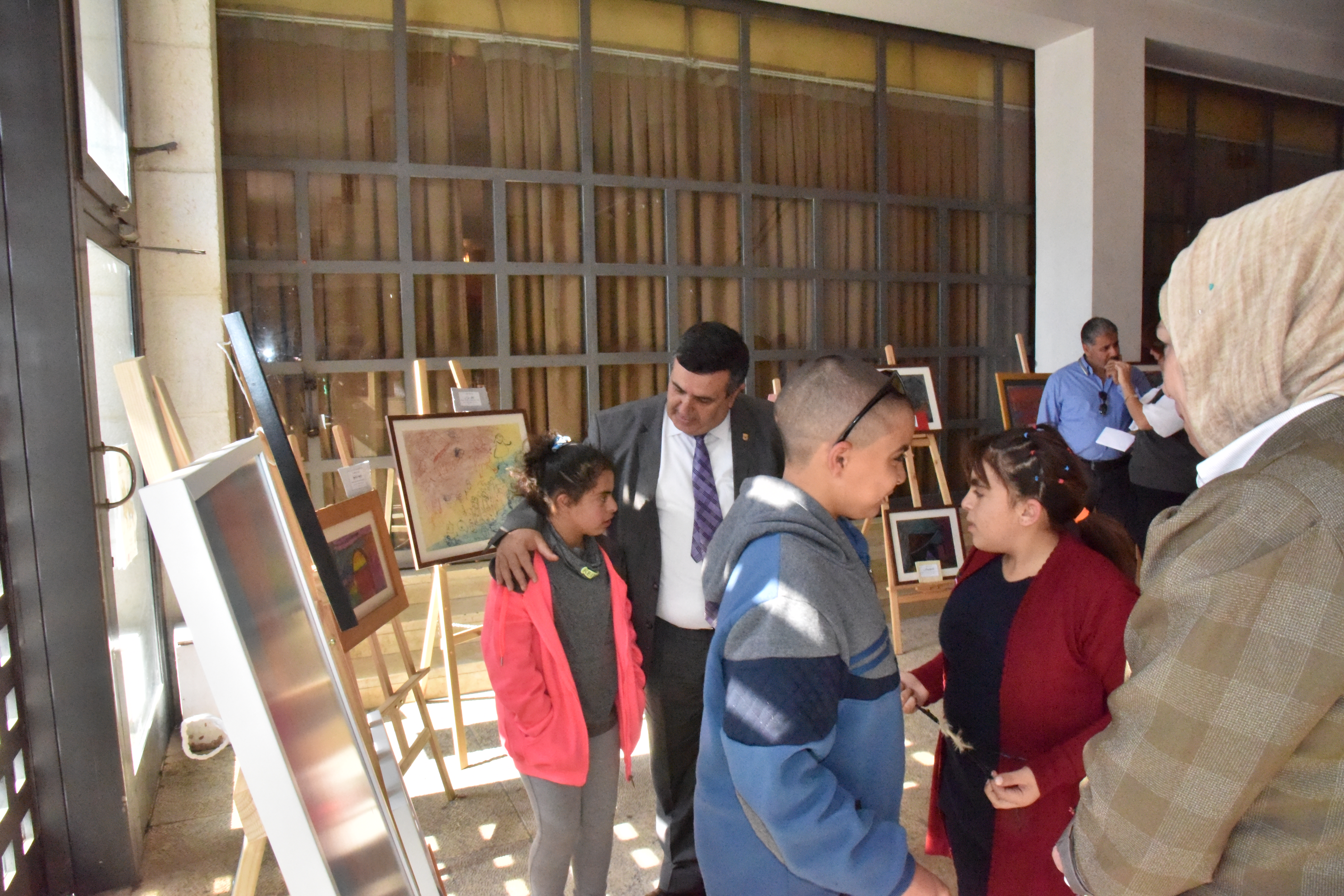 سلمان يشارك في معرض " ع الرصيف " لرسومات الأشخاص ذوي الإعاقة الذهنية  