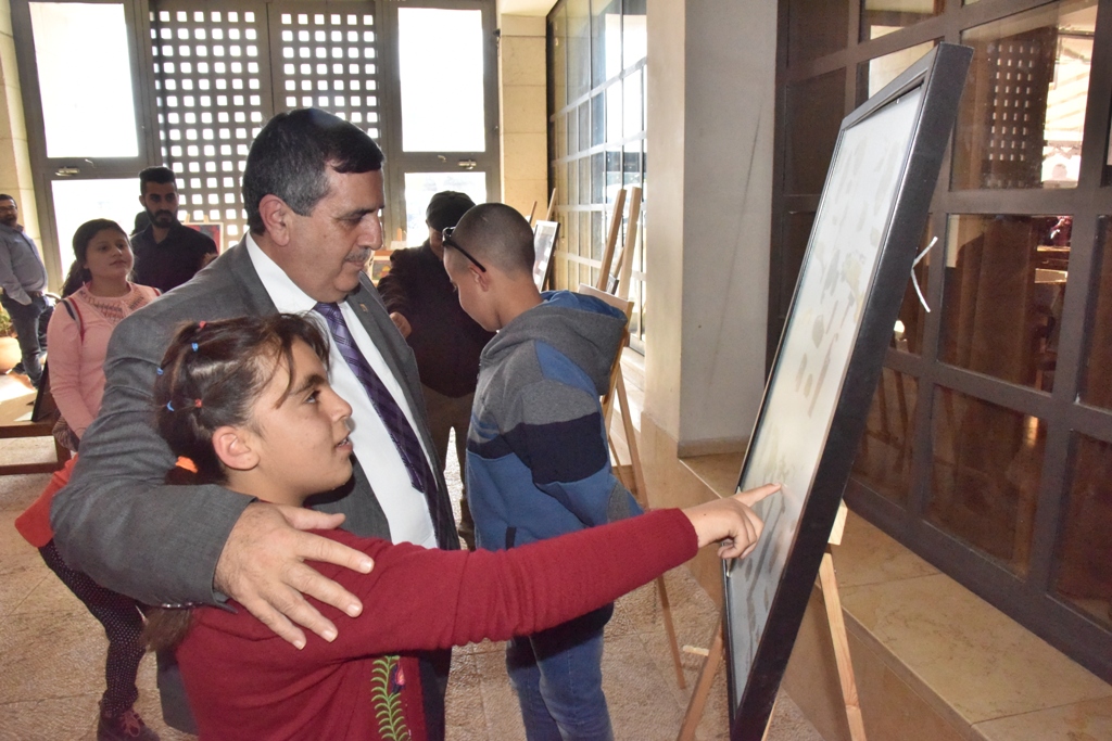 سلمان يشارك في معرض " ع الرصيف " لرسومات الأشخاص ذوي الإعاقة الذهنية  