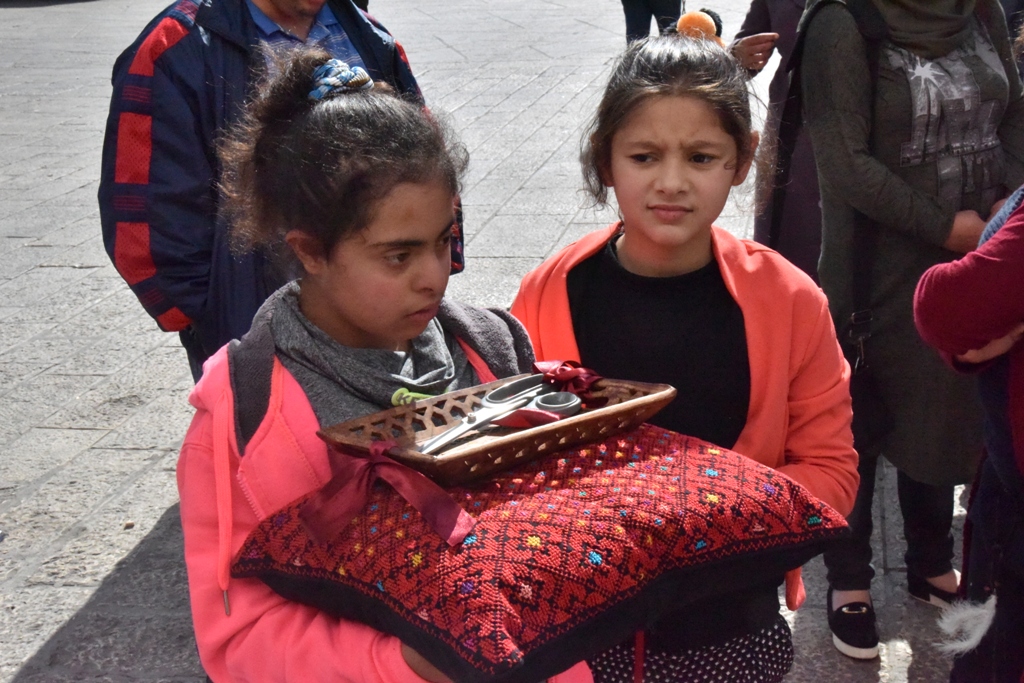 سلمان يشارك في معرض " ع الرصيف " لرسومات الأشخاص ذوي الإعاقة الذهنية  