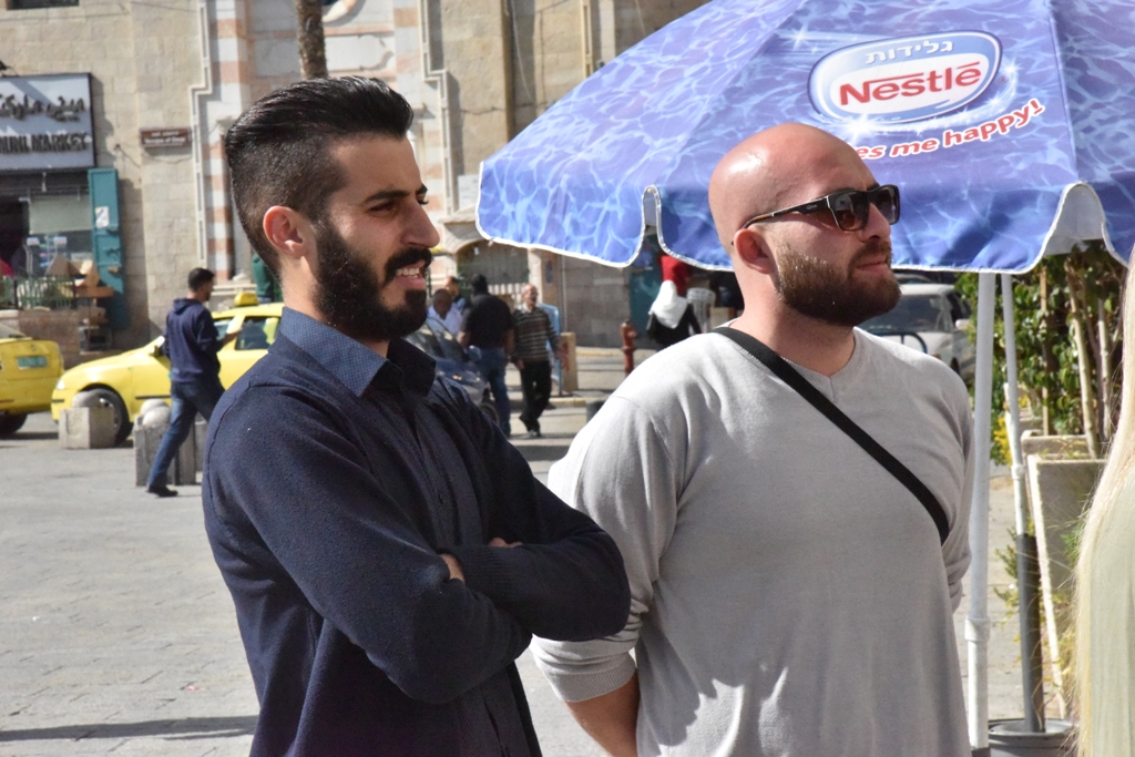 سلمان يشارك في معرض " ع الرصيف " لرسومات الأشخاص ذوي الإعاقة الذهنية  