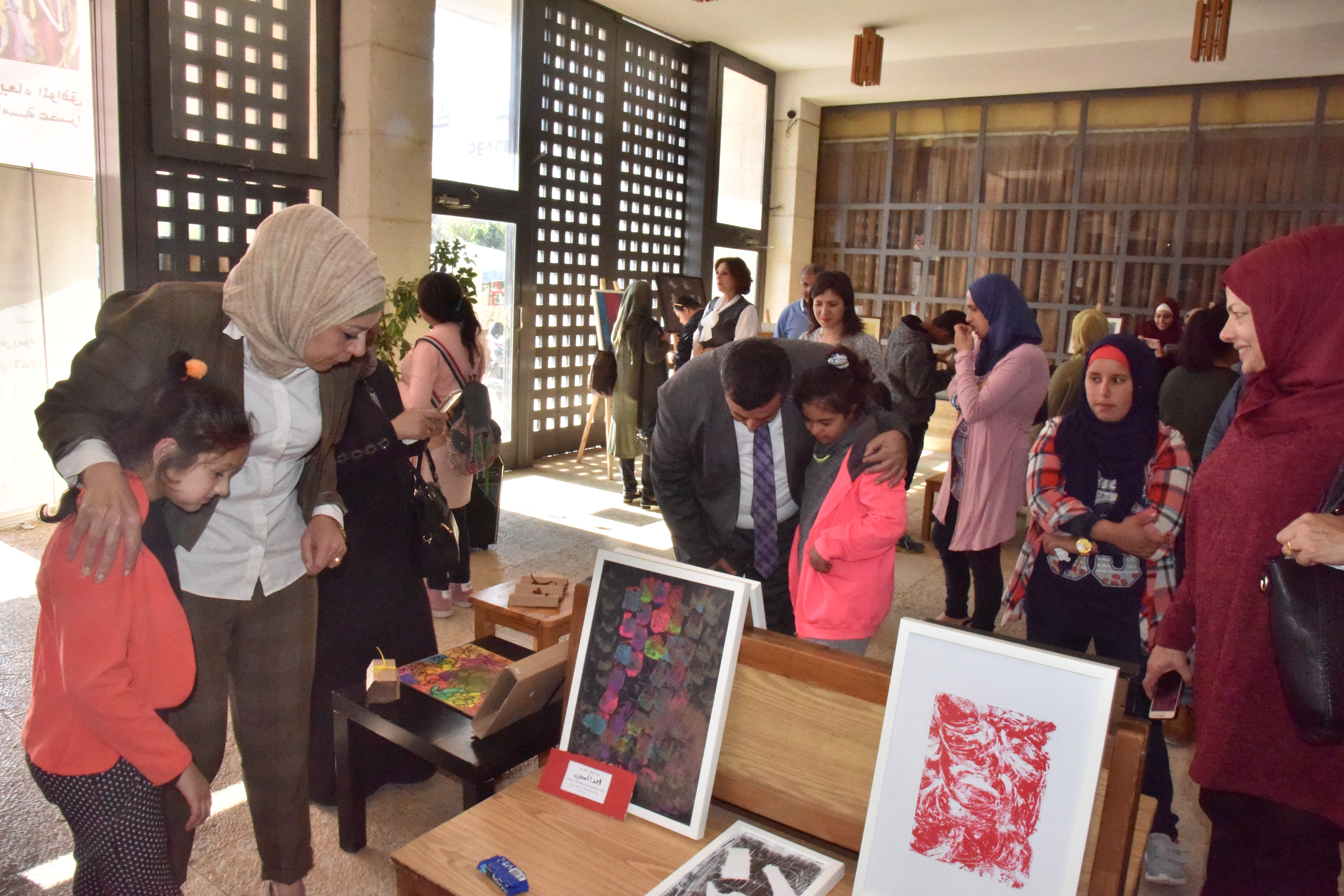 سلمان يشارك في معرض " ع الرصيف " لرسومات الأشخاص ذوي الإعاقة الذهنية  