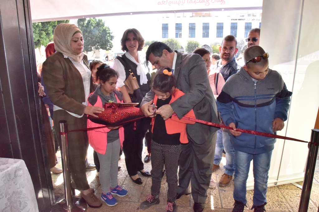 سلمان يشارك في معرض " ع الرصيف " لرسومات الأشخاص ذوي الإعاقة الذهنية  