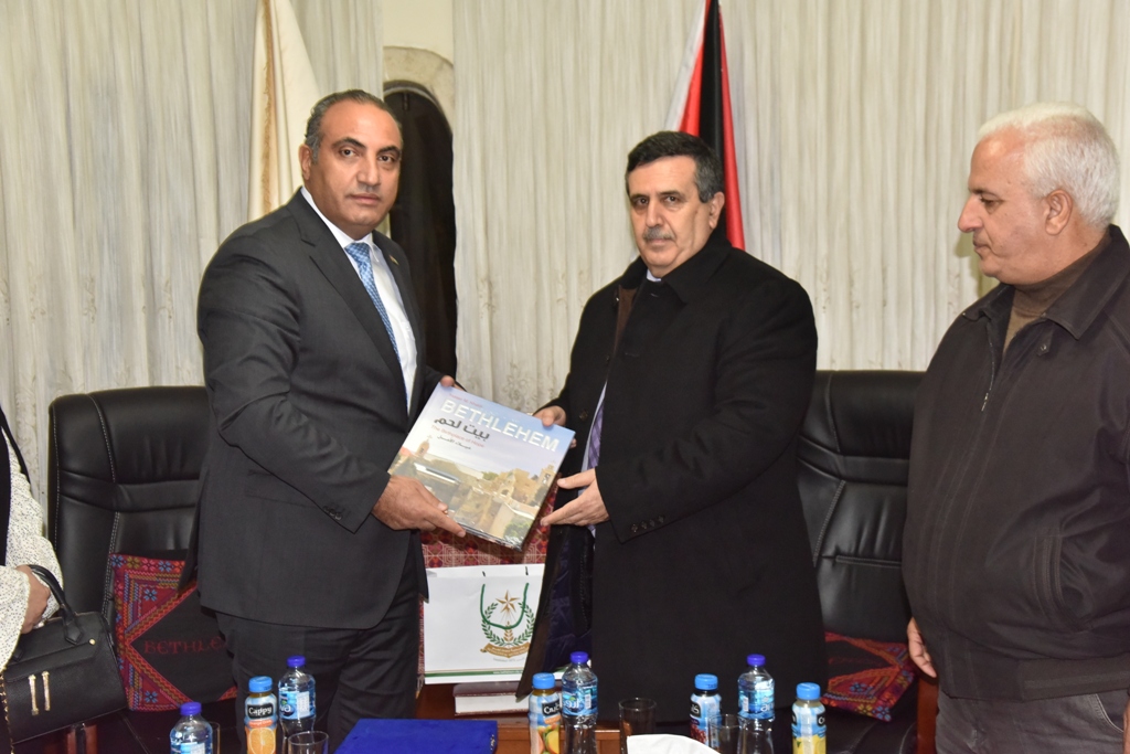 رئيس وأعضاء مجلس بلدية بيت لحم يستقبلون أمين أمانة عمان الكبرى
