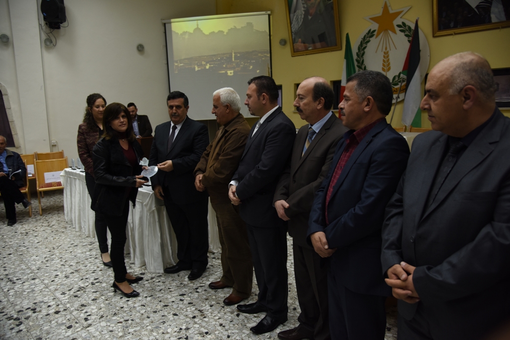 رئيس وأعضاء مجلس بلدية بيت لحم يكرمون رؤساء وأعضاء المجالس البلدية السابقة (1972-2017) والموظفين المتقاعدين وتوقيع اتفاقية توأمة بين بلديتي بيت لحم وكاستلنوفو دي بورتو الإيطالية