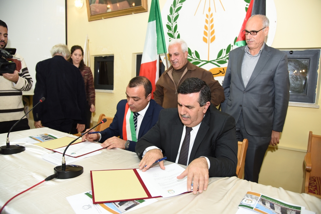 رئيس وأعضاء مجلس بلدية بيت لحم يكرمون رؤساء وأعضاء المجالس البلدية السابقة (1972-2017) والموظفين المتقاعدين وتوقيع اتفاقية توأمة بين بلديتي بيت لحم وكاستلنوفو دي بورتو الإيطالية