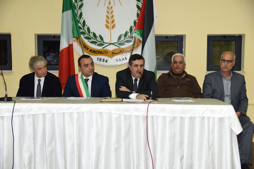 رئيس وأعضاء مجلس بلدية بيت لحم يكرمون رؤساء وأعضاء المجالس البلدية السابقة (1972-2017) والموظفين المتقاعدين وتوقيع اتفاقية توأمة بين بلديتي بيت لحم وكاستلنوفو دي بورتو الإيطالية