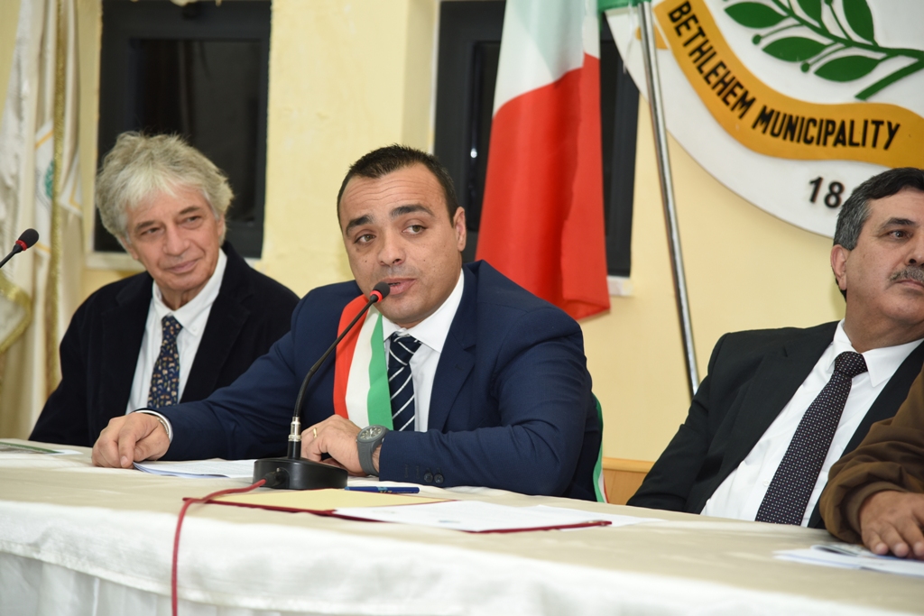 رئيس وأعضاء مجلس بلدية بيت لحم يكرمون رؤساء وأعضاء المجالس البلدية السابقة (1972-2017) والموظفين المتقاعدين وتوقيع اتفاقية توأمة بين بلديتي بيت لحم وكاستلنوفو دي بورتو الإيطالية