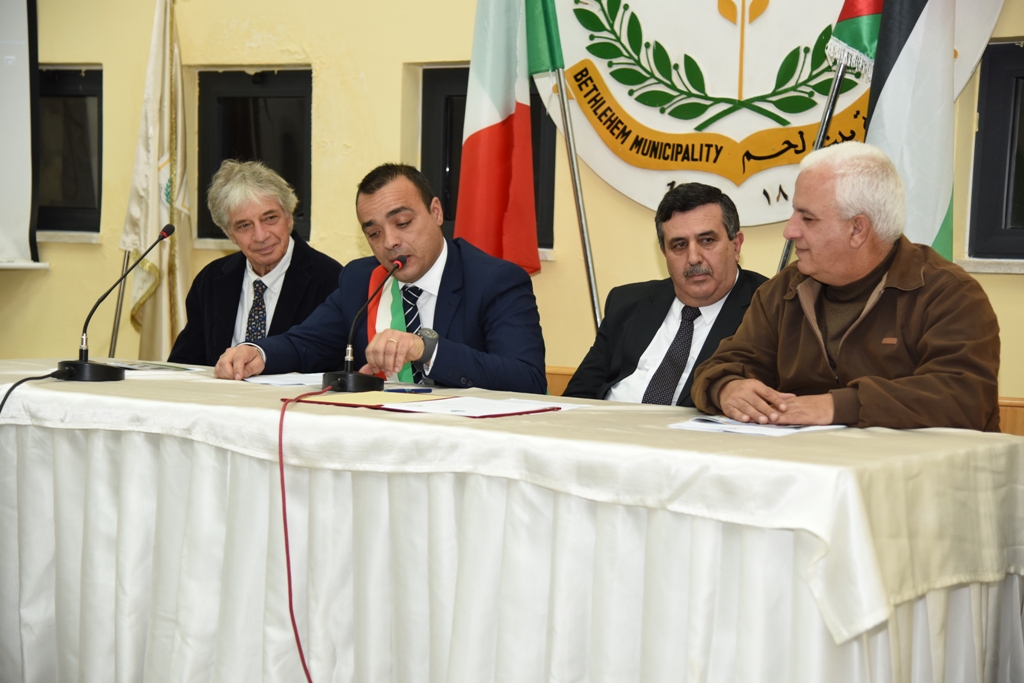 رئيس وأعضاء مجلس بلدية بيت لحم يكرمون رؤساء وأعضاء المجالس البلدية السابقة (1972-2017) والموظفين المتقاعدين وتوقيع اتفاقية توأمة بين بلديتي بيت لحم وكاستلنوفو دي بورتو الإيطالية