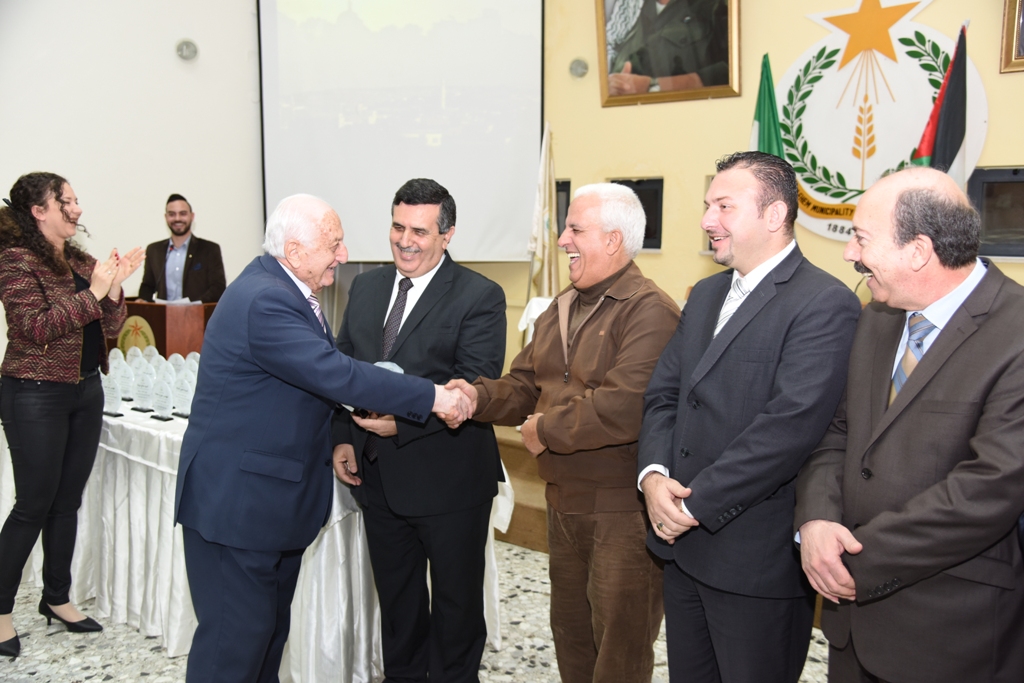 رئيس وأعضاء مجلس بلدية بيت لحم يكرمون رؤساء وأعضاء المجالس البلدية السابقة (1972-2017) والموظفين المتقاعدين وتوقيع اتفاقية توأمة بين بلديتي بيت لحم وكاستلنوفو دي بورتو الإيطالية