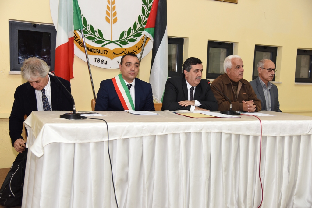 رئيس وأعضاء مجلس بلدية بيت لحم يكرمون رؤساء وأعضاء المجالس البلدية السابقة (1972-2017) والموظفين المتقاعدين وتوقيع اتفاقية توأمة بين بلديتي بيت لحم وكاستلنوفو دي بورتو الإيطالية