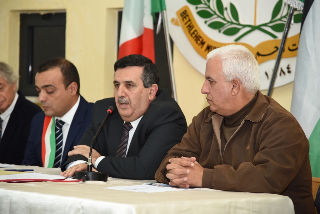 رئيس وأعضاء مجلس بلدية بيت لحم يكرمون رؤساء وأعضاء المجالس البلدية السابقة (1972-2017) والموظفين المتقاعدين وتوقيع اتفاقية توأمة بين بلديتي بيت لحم وكاستلنوفو دي بورتو الإيطالية