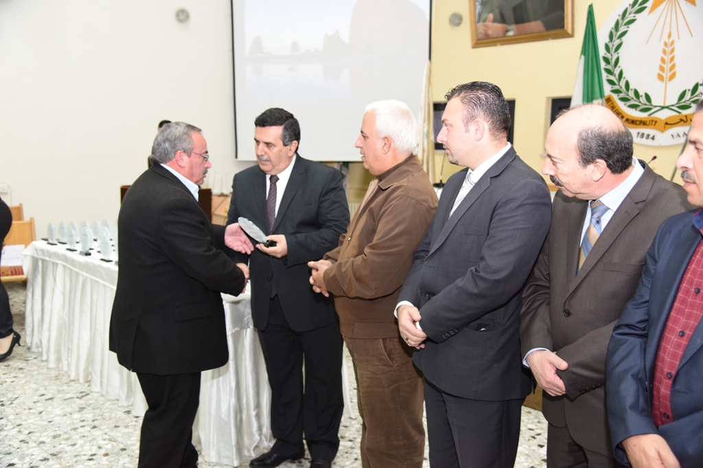 رئيس وأعضاء مجلس بلدية بيت لحم يكرمون رؤساء وأعضاء المجالس البلدية السابقة (1972-2017) والموظفين المتقاعدين وتوقيع اتفاقية توأمة بين بلديتي بيت لحم وكاستلنوفو دي بورتو الإيطالية