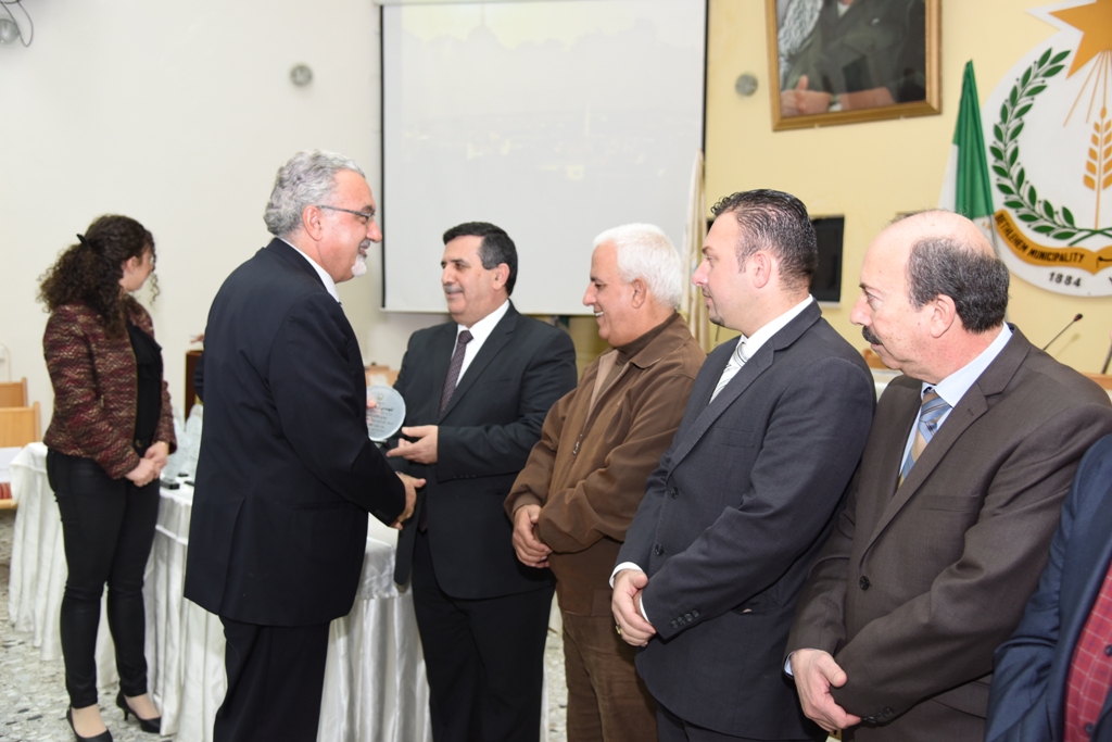 رئيس وأعضاء مجلس بلدية بيت لحم يكرمون رؤساء وأعضاء المجالس البلدية السابقة (1972-2017) والموظفين المتقاعدين وتوقيع اتفاقية توأمة بين بلديتي بيت لحم وكاستلنوفو دي بورتو الإيطالية
