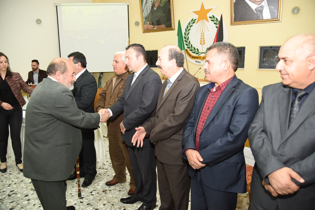 رئيس وأعضاء مجلس بلدية بيت لحم يكرمون رؤساء وأعضاء المجالس البلدية السابقة (1972-2017) والموظفين المتقاعدين وتوقيع اتفاقية توأمة بين بلديتي بيت لحم وكاستلنوفو دي بورتو الإيطالية