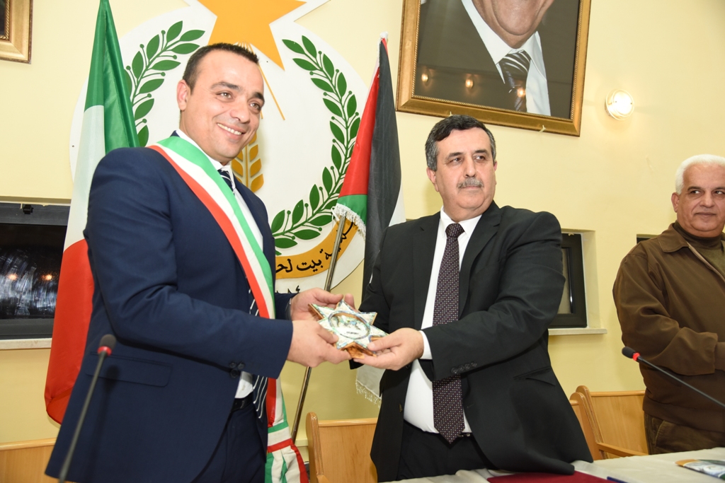 رئيس وأعضاء مجلس بلدية بيت لحم يكرمون رؤساء وأعضاء المجالس البلدية السابقة (1972-2017) والموظفين المتقاعدين وتوقيع اتفاقية توأمة بين بلديتي بيت لحم وكاستلنوفو دي بورتو الإيطالية