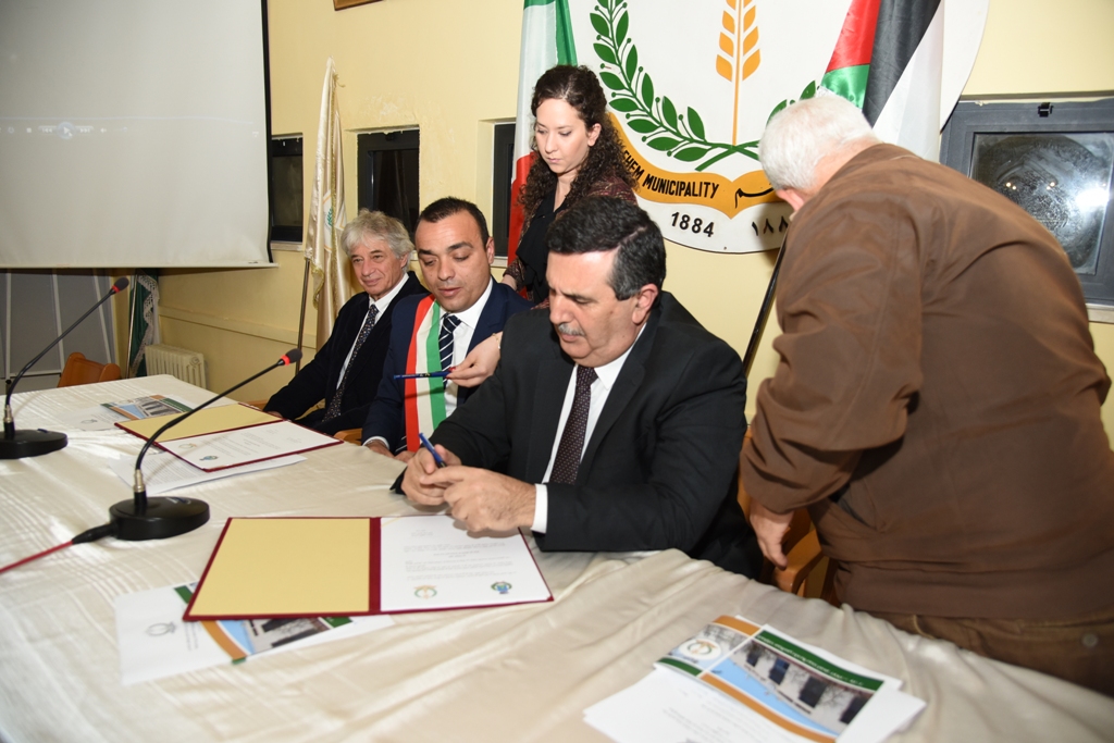 رئيس وأعضاء مجلس بلدية بيت لحم يكرمون رؤساء وأعضاء المجالس البلدية السابقة (1972-2017) والموظفين المتقاعدين وتوقيع اتفاقية توأمة بين بلديتي بيت لحم وكاستلنوفو دي بورتو الإيطالية
