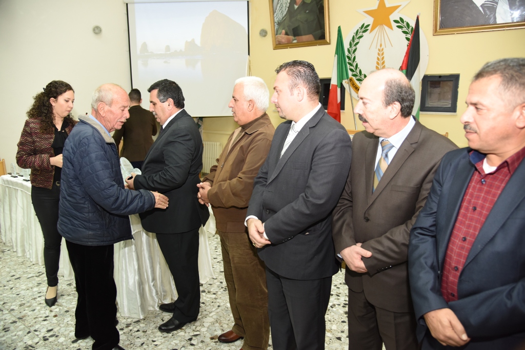 رئيس وأعضاء مجلس بلدية بيت لحم يكرمون رؤساء وأعضاء المجالس البلدية السابقة (1972-2017) والموظفين المتقاعدين وتوقيع اتفاقية توأمة بين بلديتي بيت لحم وكاستلنوفو دي بورتو الإيطالية