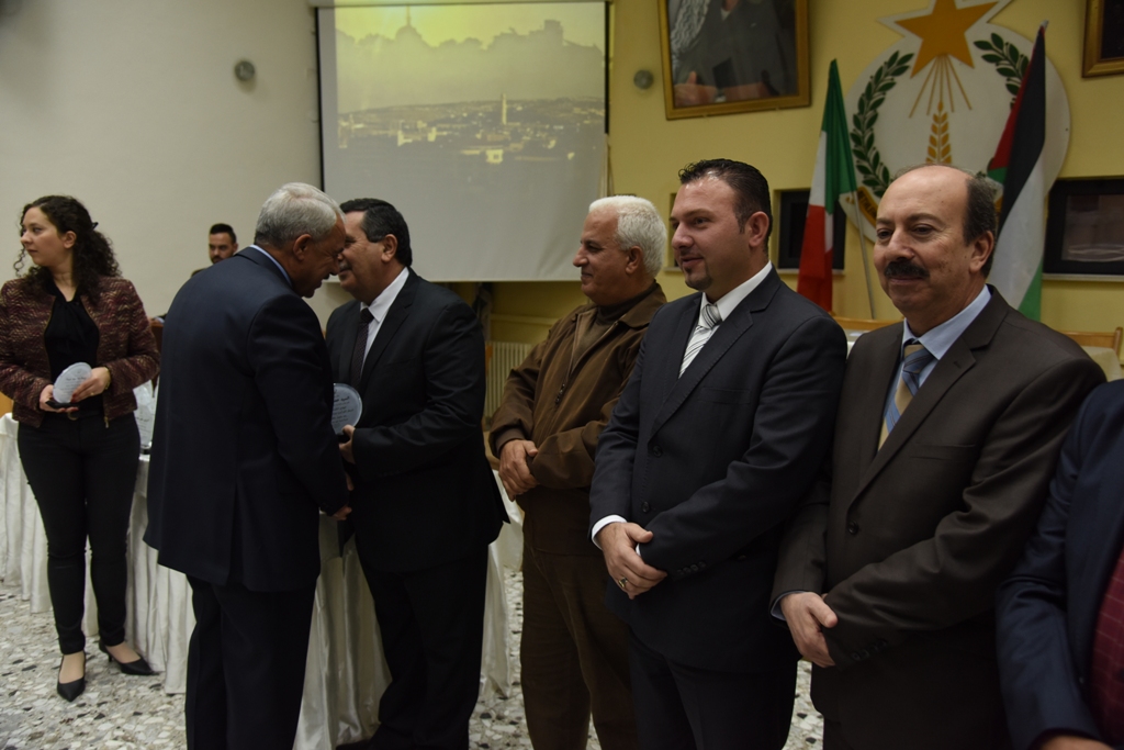 رئيس وأعضاء مجلس بلدية بيت لحم يكرمون رؤساء وأعضاء المجالس البلدية السابقة (1972-2017) والموظفين المتقاعدين وتوقيع اتفاقية توأمة بين بلديتي بيت لحم وكاستلنوفو دي بورتو الإيطالية