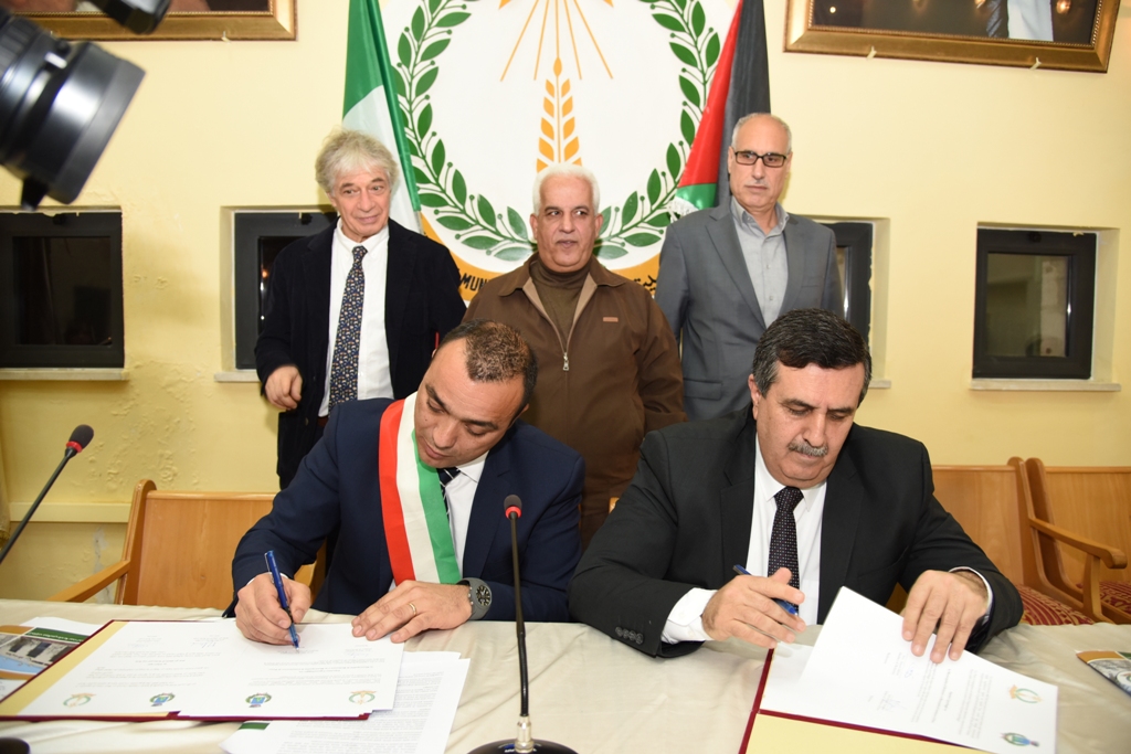 رئيس وأعضاء مجلس بلدية بيت لحم يكرمون رؤساء وأعضاء المجالس البلدية السابقة (1972-2017) والموظفين المتقاعدين وتوقيع اتفاقية توأمة بين بلديتي بيت لحم وكاستلنوفو دي بورتو الإيطالية