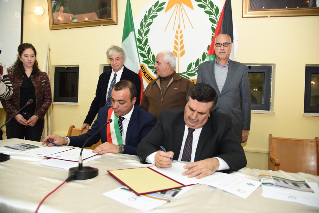 رئيس وأعضاء مجلس بلدية بيت لحم يكرمون رؤساء وأعضاء المجالس البلدية السابقة (1972-2017) والموظفين المتقاعدين وتوقيع اتفاقية توأمة بين بلديتي بيت لحم وكاستلنوفو دي بورتو الإيطالية