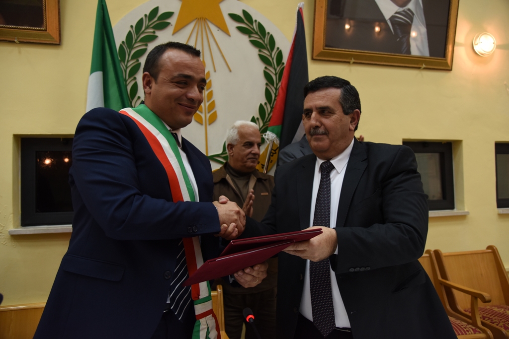 رئيس وأعضاء مجلس بلدية بيت لحم يكرمون رؤساء وأعضاء المجالس البلدية السابقة (1972-2017) والموظفين المتقاعدين وتوقيع اتفاقية توأمة بين بلديتي بيت لحم وكاستلنوفو دي بورتو الإيطالية