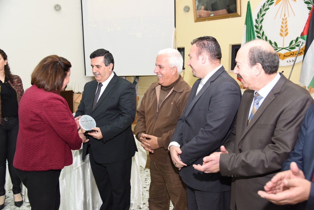 رئيس وأعضاء مجلس بلدية بيت لحم يكرمون رؤساء وأعضاء المجالس البلدية السابقة (1972-2017) والموظفين المتقاعدين وتوقيع اتفاقية توأمة بين بلديتي بيت لحم وكاستلنوفو دي بورتو الإيطالية