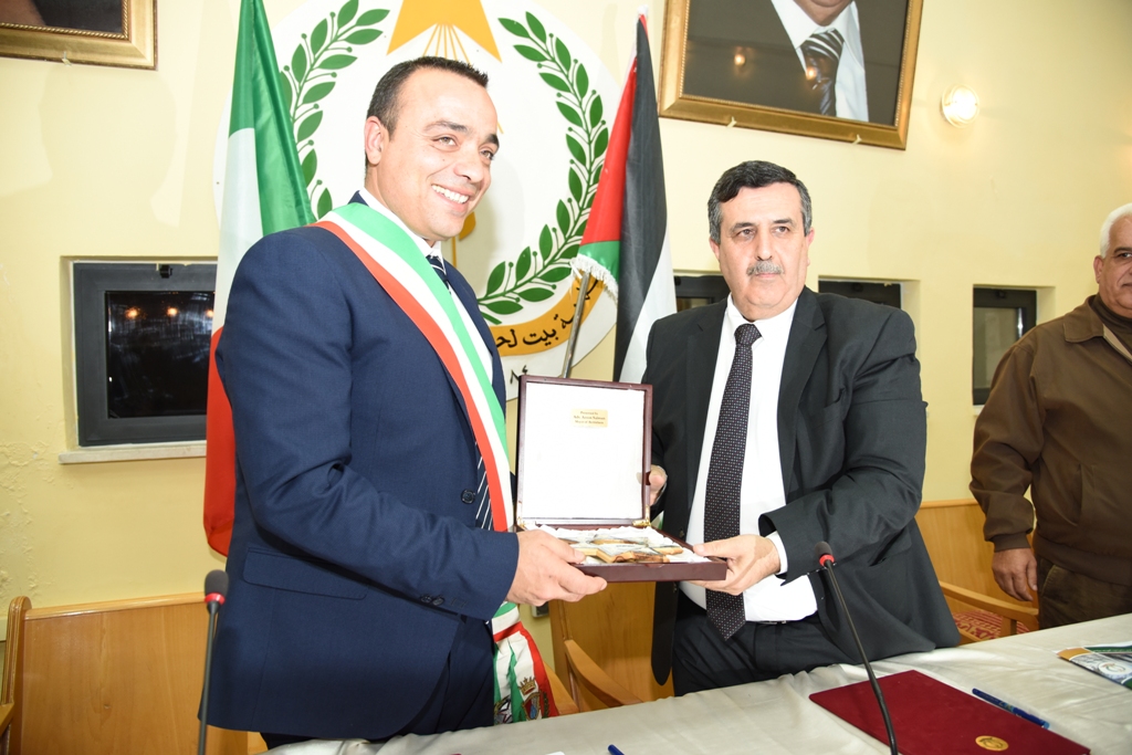 رئيس وأعضاء مجلس بلدية بيت لحم يكرمون رؤساء وأعضاء المجالس البلدية السابقة (1972-2017) والموظفين المتقاعدين وتوقيع اتفاقية توأمة بين بلديتي بيت لحم وكاستلنوفو دي بورتو الإيطالية