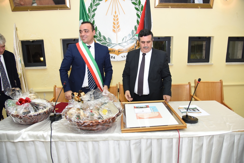 رئيس وأعضاء مجلس بلدية بيت لحم يكرمون رؤساء وأعضاء المجالس البلدية السابقة (1972-2017) والموظفين المتقاعدين وتوقيع اتفاقية توأمة بين بلديتي بيت لحم وكاستلنوفو دي بورتو الإيطالية