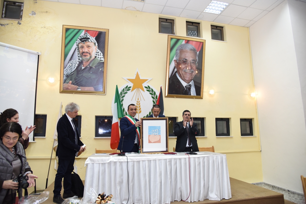 رئيس وأعضاء مجلس بلدية بيت لحم يكرمون رؤساء وأعضاء المجالس البلدية السابقة (1972-2017) والموظفين المتقاعدين وتوقيع اتفاقية توأمة بين بلديتي بيت لحم وكاستلنوفو دي بورتو الإيطالية