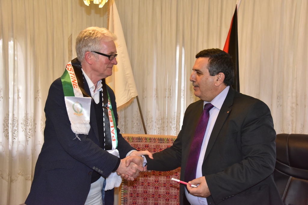 سلمان يستقبل وفدا إسكتلنديا من غلاسجو ويؤكد عمق العلاقات بين  الطرفين