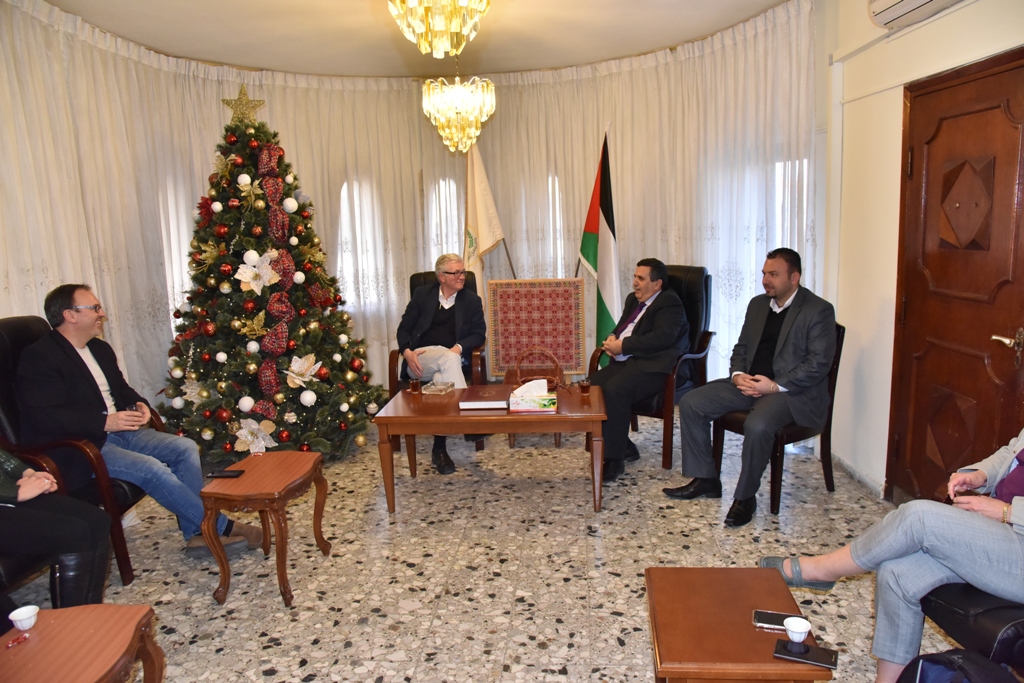 سلمان يستقبل وفدا إسكتلنديا من غلاسجو ويؤكد عمق العلاقات بين  الطرفين