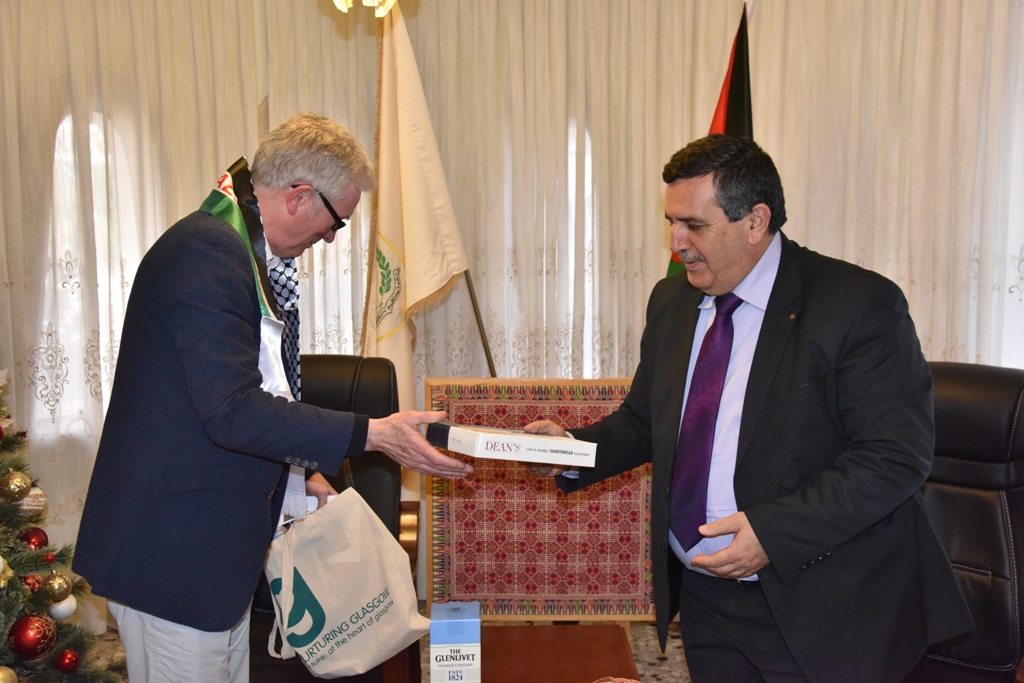 سلمان يستقبل وفدا إسكتلنديا من غلاسجو ويؤكد عمق العلاقات بين  الطرفين