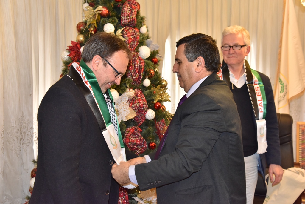 سلمان يستقبل وفدا إسكتلنديا من غلاسجو ويؤكد عمق العلاقات بين  الطرفين