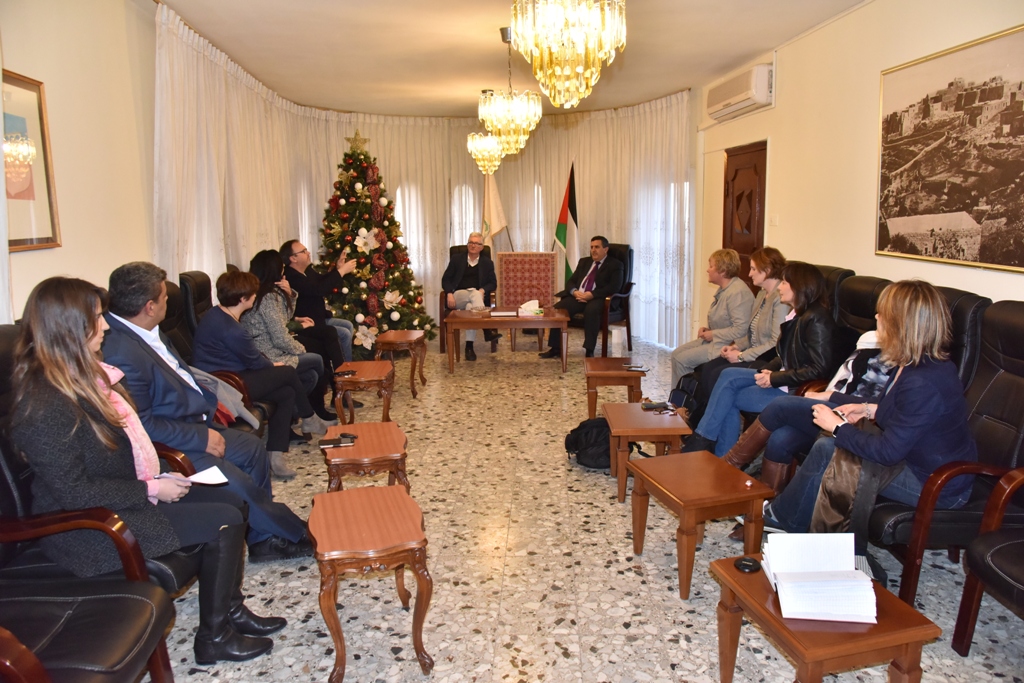 سلمان يستقبل وفدا إسكتلنديا من غلاسجو ويؤكد عمق العلاقات بين  الطرفين