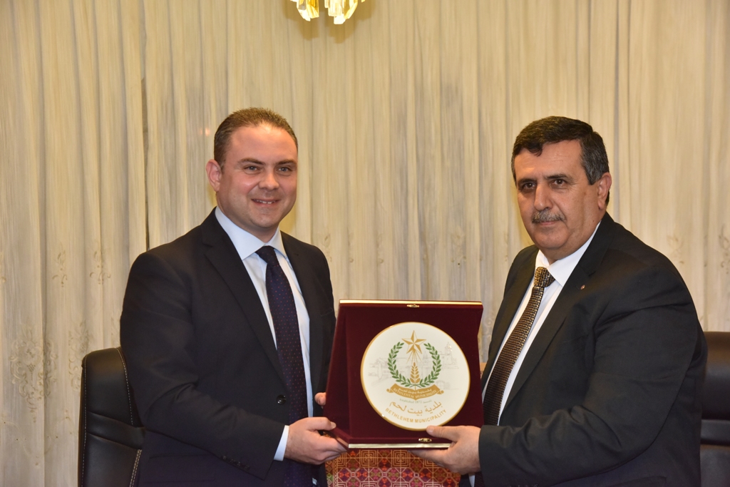 رئيس وأعضاء مجلس بلدية بيت لحم يستقبلون وفداً مالطياً رفيع المستوى يترأسه وزير العدل والثقافة والحكم المحلي المالطي
