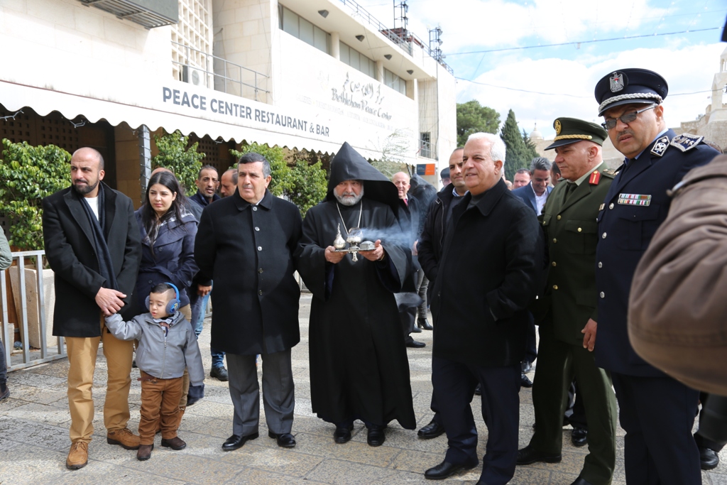 رئيس وأعضاء مجلس بلدية بيت لحم يشاركون في استقبال غبطة بطريرك الأرمن نورهان مانوجيان