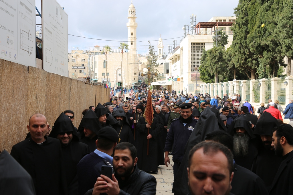 رئيس وأعضاء مجلس بلدية بيت لحم يشاركون في استقبال غبطة بطريرك الأرمن نورهان مانوجيان