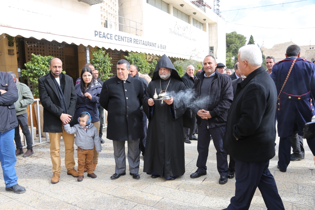 رئيس وأعضاء مجلس بلدية بيت لحم يشاركون في استقبال غبطة بطريرك الأرمن نورهان مانوجيان