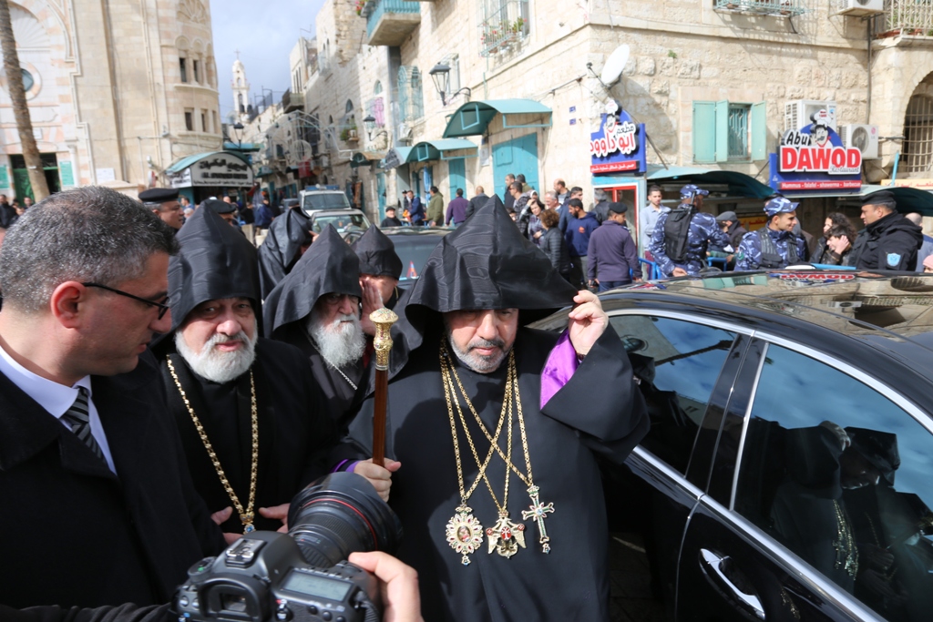 رئيس وأعضاء مجلس بلدية بيت لحم يشاركون في استقبال غبطة بطريرك الأرمن نورهان مانوجيان