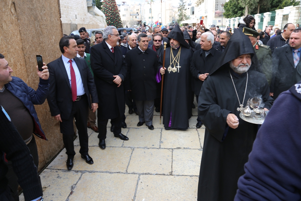 رئيس وأعضاء مجلس بلدية بيت لحم يشاركون في استقبال غبطة بطريرك الأرمن نورهان مانوجيان