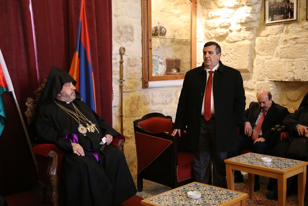 رئيس وأعضاء مجلس بلدية بيت لحم يشاركون في استقبال غبطة بطريرك الأرمن نورهان مانوجيان