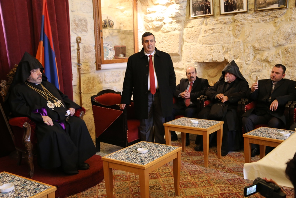 رئيس وأعضاء مجلس بلدية بيت لحم يشاركون في استقبال غبطة بطريرك الأرمن نورهان مانوجيان