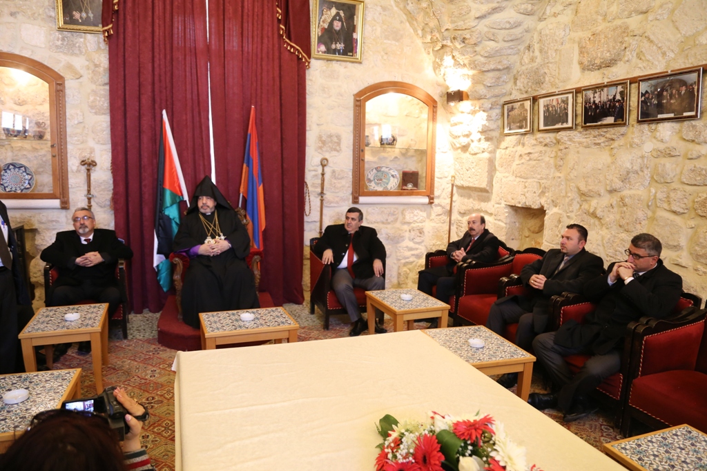 رئيس وأعضاء مجلس بلدية بيت لحم يشاركون في استقبال غبطة بطريرك الأرمن نورهان مانوجيان