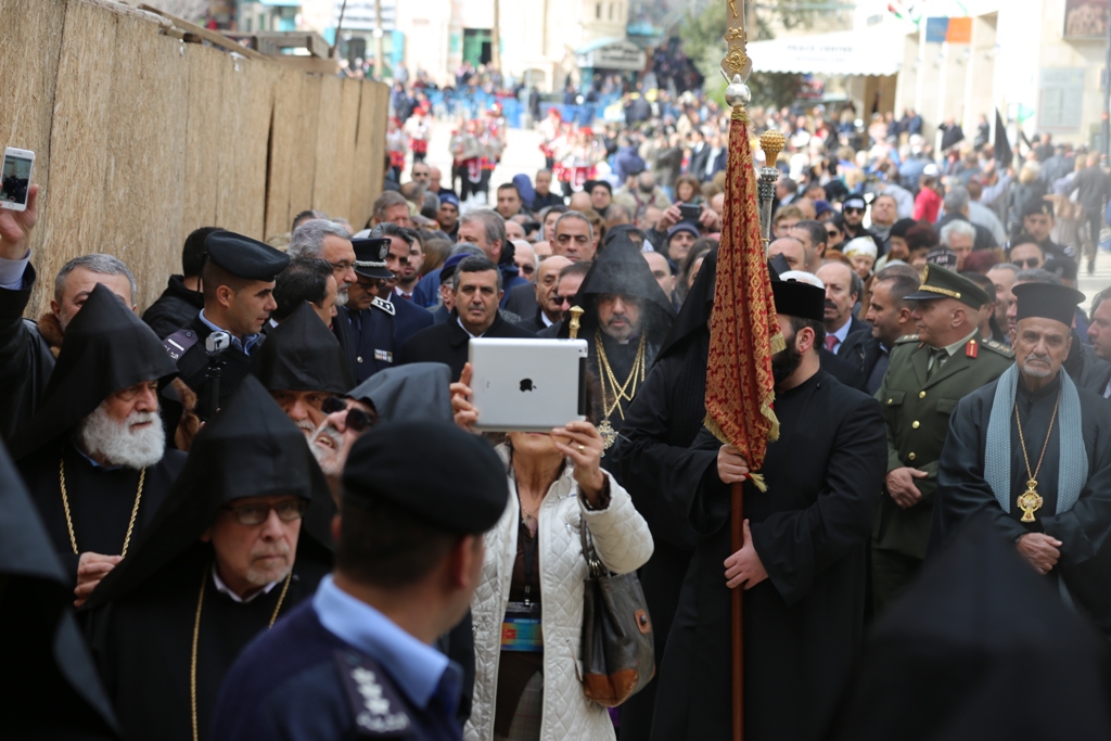 رئيس وأعضاء مجلس بلدية بيت لحم يشاركون في استقبال غبطة بطريرك الأرمن نورهان مانوجيان