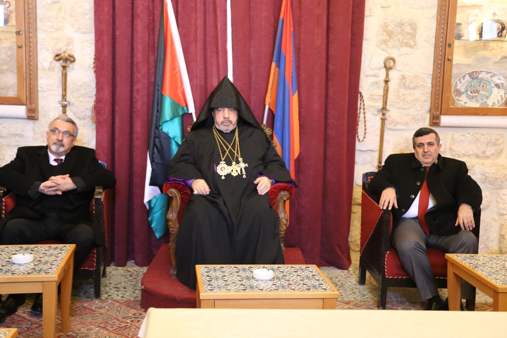 رئيس وأعضاء مجلس بلدية بيت لحم يشاركون في استقبال غبطة بطريرك الأرمن نورهان مانوجيان