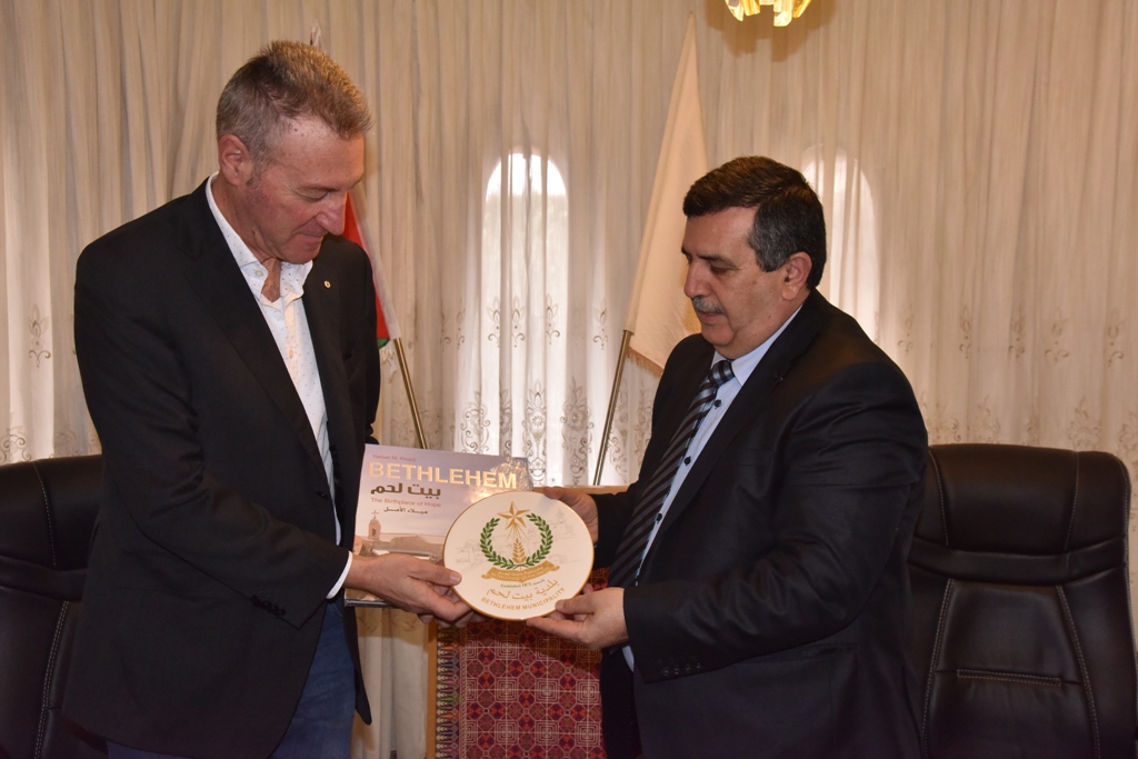 رئيس بلدية بيت لحم يستقبل وفد أخوية الرحمة 