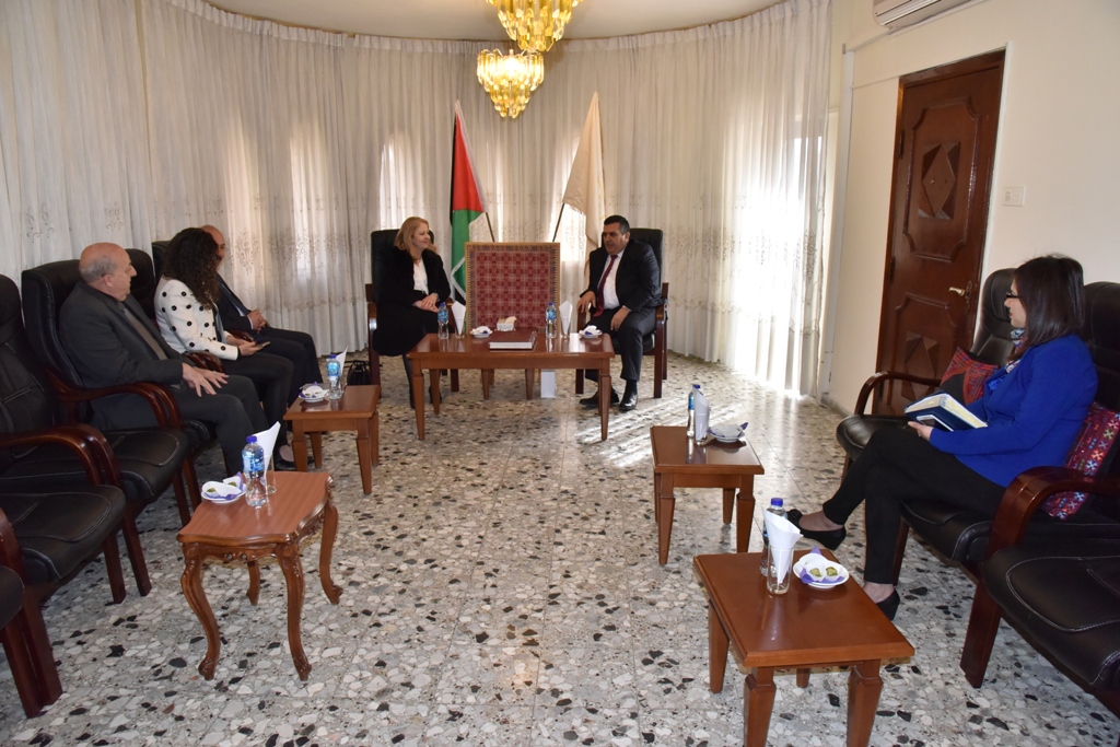 لقاء يجمع بين رئيس بلدية بيت لحم ومستشارة رئيس الوزراء في دار البلدية 