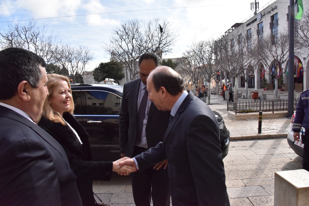 لقاء يجمع بين رئيس بلدية بيت لحم ومستشارة رئيس الوزراء في دار البلدية 